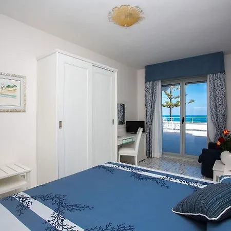 Ferretti 4*